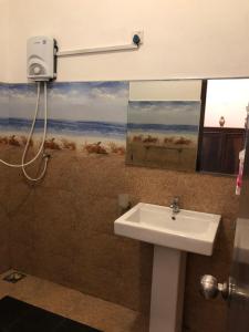康提安尼瓦特豪斯酒店的一间带水槽和镜子的浴室