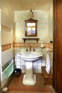 克拉尼斯卡戈拉Mountain Dreams House - Stunning view over Lake Jasna!的一间带水槽和镜子的浴室