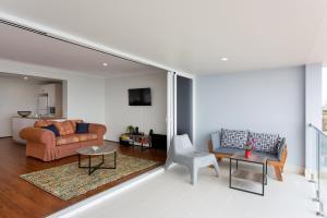 曼哲拉曼杜拉蓝色海湾酒店的客厅配有沙发和桌子