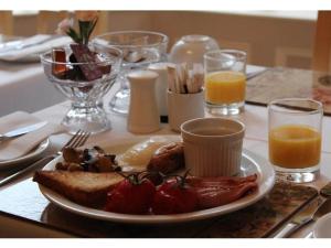 法利Athol House的桌上的早餐食品和橙汁