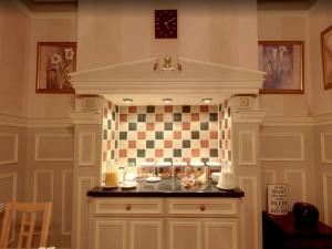 法利Athol House的厨房配有带餐具的吧台