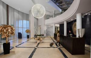 Ramada Hotel & Suites by Wyndham Netanya大厅或接待区