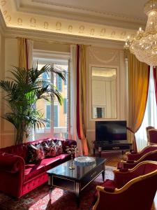 维罗纳Palazzo Monga Boutique Guesthouse的客厅配有红色沙发和电视