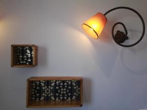 阿尔勒摄政酒店的墙上挂着一盏灯,挂在墙上的钟旁边