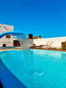 巴热Hotel Villa de Carli的游泳池中的喷泉