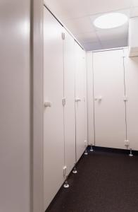 斯德哥尔摩瑞典旅游的查普曼和思科普索尔门国际青年旅舍的办公室里的一排储物柜