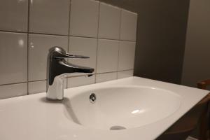 斯德哥尔摩瑞典旅游的查普曼和思科普索尔门国际青年旅舍的浴室内带水龙头的盥洗盆