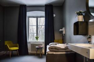 斯德哥尔摩瑞典旅游的查普曼和思科普索尔门国际青年旅舍的一间带水槽和窗户的浴室