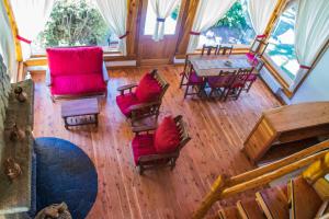 拉安戈斯图拉镇卢卡库耶山林小屋的享有带桌椅的客厅的顶部景色。