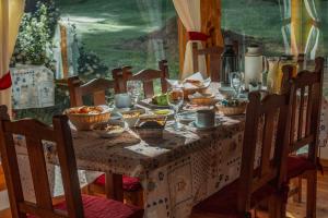 拉安戈斯图拉镇卢卡库耶山林小屋的桌上放着碗和盘子的食物
