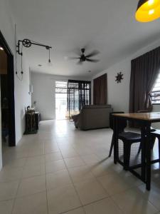 甘孟MODERN , SPACIOUS GAMBANG UMP 18 Guest House的客厅配有桌子和沙发