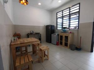 甘孟MODERN , SPACIOUS GAMBANG UMP 18 Guest House的一间厨房,里面配有桌椅