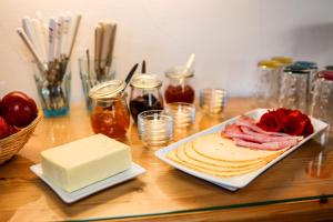 贝希特斯加登朋友乡村住宿加早餐旅馆的一张桌子上放着一盘奶酪和肉