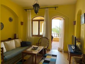 赫尔格达El Gouna, Red Sea, Egypt, West Golf 2 Bedroom Flat的客厅配有沙发和桌子