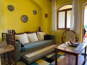 赫尔格达El Gouna, Red Sea, Egypt, West Golf 2 Bedroom Flat的客厅配有沙发和桌子
