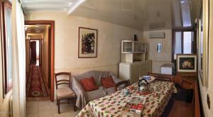 威尼斯Ca' degli Artisti的小房间设有桌子和厨房
