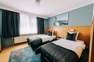 尼诺纲德卡瓦尔酒店的酒店客房设有两张床和窗户。
