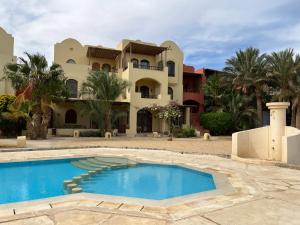 赫尔格达El Gouna, Red Sea, Egypt, West Golf 2 Bedroom Flat的别墅前设有游泳池