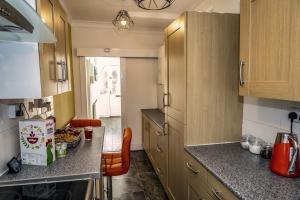 Property Malak Homz - Norton Hillside-on-Tees 7 Sleeper, 4 Bedroom house的厨房或小厨房