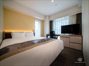 熊本Daiwa Roynet Hotel Kumamoto的配有一张床和一台平面电视的酒店客房