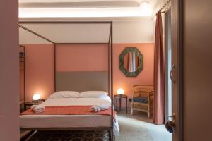 卡塔尼亚Palazzo Scammacca的卧室配有一张床,墙上设有镜子