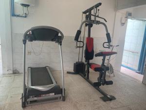 特玛斯德戴曼Las Palmas del Daymán的健身房设有两辆健身自行车和跑步机
