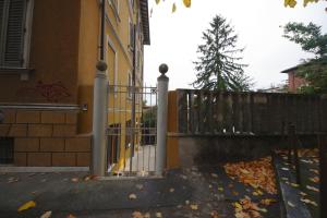 佩鲁贾Antinori's House的楼前的大门,楼外有树叶