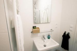 特热邦Boutique Hotel U zvonku的白色的浴室设有水槽和镜子