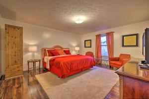 Pocono SummitPoconos Retreat Resort Perks, Lake Access!的一间卧室配有一张红色床罩的床