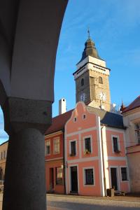 斯拉沃尼采波特威姿公寓式酒店的一座建筑的顶部有一个钟楼