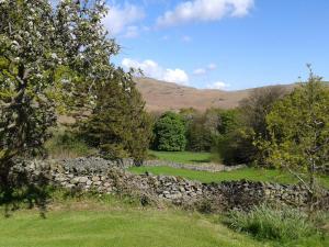 布劳顿弗内斯Lake District Log Cabins的山地的石墙