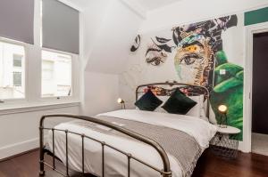 布莱顿霍夫Hotel Nineteen的卧室配有一张壁画床