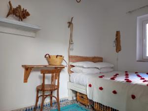 索维拉索维拉埃默罗德酒店的一间卧室配有两张床、一张桌子和一张凳子