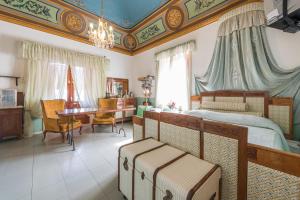 雷妮Villa Mariella Pittorino - camere in B&B的一间卧室配有一张床、一张桌子和一张书桌