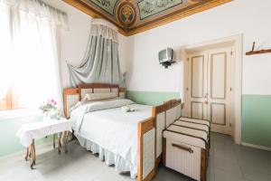 雷妮Villa Mariella Pittorino - camere in B&B的一间卧室设有一张大床和一个窗户。