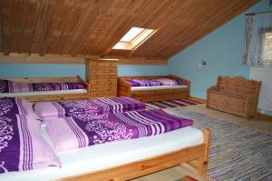 坎波迪特伦斯Martlerhof Urlaub auf dem Bauernhof的配有木天花板的客房设有两张床。