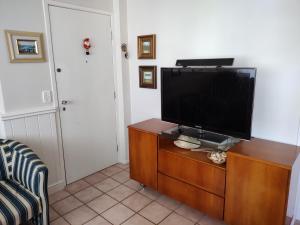 马蒂尼奥斯Apartamento em Caioba com wi-fi的客厅配有梳妆台上的平面电视
