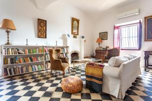 雷东多Monte da Japonica的客厅配有沙发、椅子和壁炉