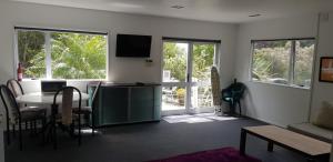 旺阿雷Affordable, Spacious, Bright, Warm, Unit in Central Whangarei的客厅配有桌子和电视
