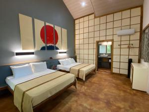 Paraíso蒙多米洛生态山林小屋的酒店客房带两张床和一间浴室