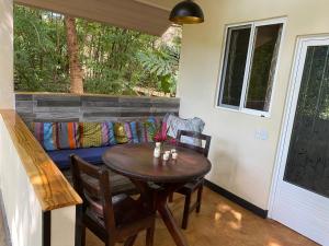 Paraíso蒙多米洛生态山林小屋的带沙发的客厅配有桌椅