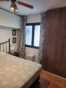 卡勒达德福斯特Appartamento Rosy Puerta del Sol的一间卧室设有一张床和一个大窗户