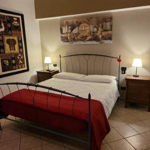 里米尼Chic & Relax apartment的一间卧室配有一张床和两张带台灯的桌子。