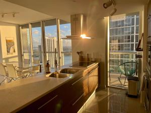 迈阿密IconBrickell Tower 3 W Residences的一个带水槽和大窗户的厨房