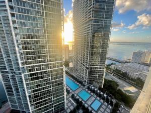 IconBrickell Tower 3 W Residences内部或周边泳池景观