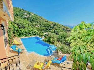 卡拉米Villa Eleni Kalami with private pool by DadoVillas的一个带椅子的游泳池,享有山景