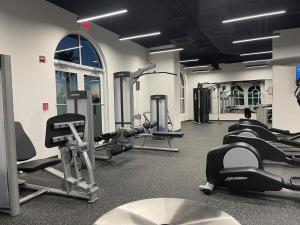 Calypso 3-2303 Penthouse Level w/ Incredible View!的健身中心和/或健身设施