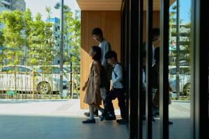 熊本FAV HOTEL KUMAMOTO的一群人站在建筑物外
