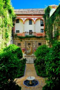 塞维利亚犹太人之家酒店的庭院中间有喷泉的建筑