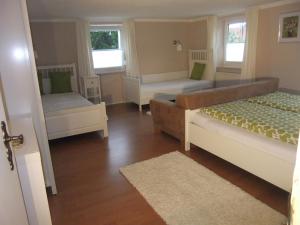 梅明根阿尔高公寓式酒店的一间卧室设有两张床和两个窗户。